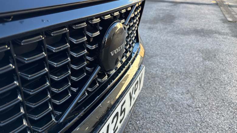 Volvo XC40 2.0 B4P Ultra Black Edition 5dr Auto Petrol Estate